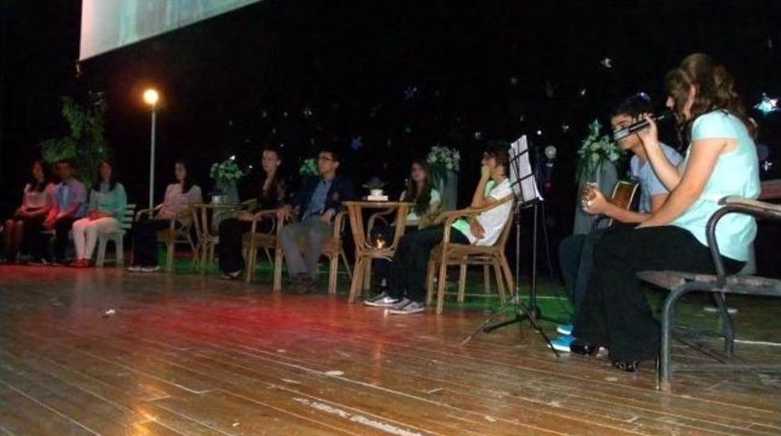 Anadolu Lisesi'nde Şiir Gecesi