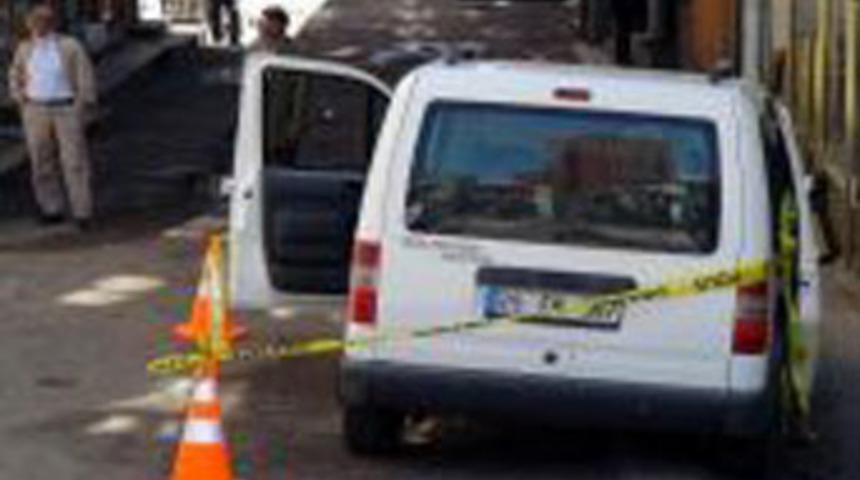 Otomobilini kurşunladığı kişiyi bı&ccedil;akladı