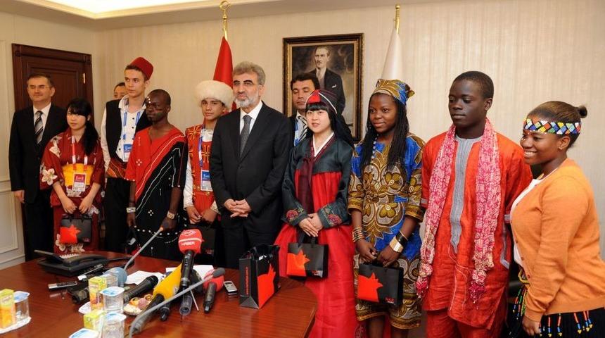 Bakan Yıldız: 10 Yıl &Ouml;nce Gelen &Ouml;ğrenciler Şimdi G&ouml;n&uuml;l El&ccedil;isi