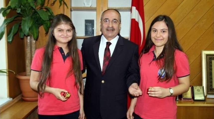 T&uuml;bitak Projelerinde Derece Elde Eden &Ouml;ğrencilere &Ouml;d&uuml;l