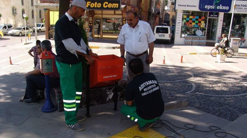 Adıyaman'da Ana Caddelerdeki &Ccedil;&ouml;p Kovaları Değiştiriliyor
