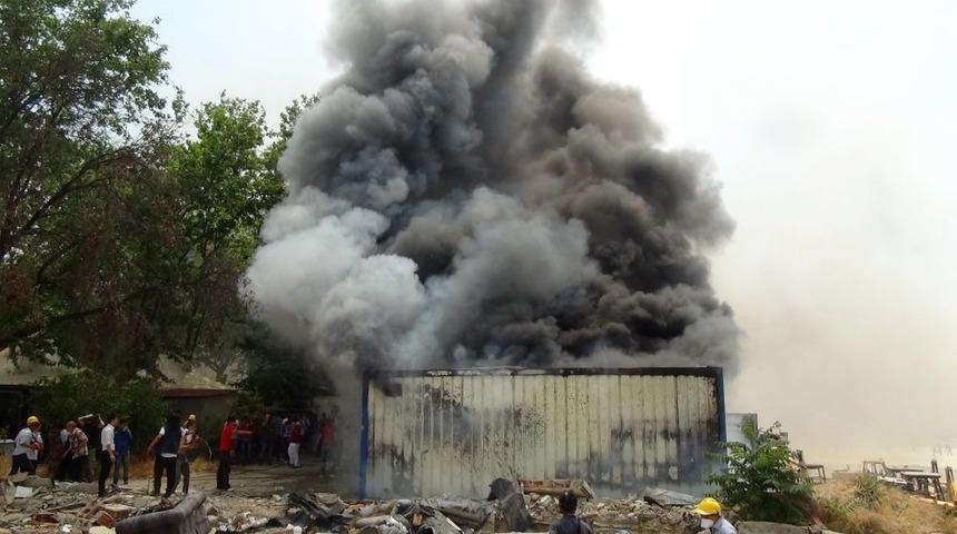 İş&ccedil;ilerin Kullandığı Konteyneri Yaktılar