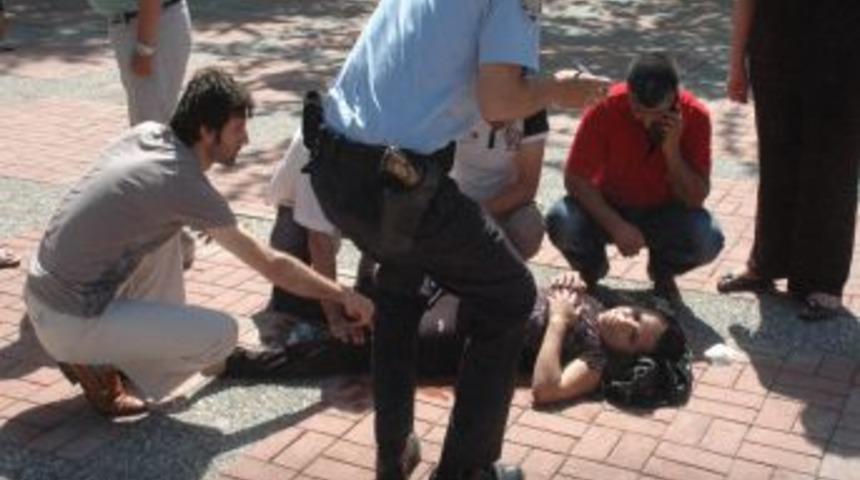 'Yeniden Barışalım' Diye &Ccedil;ağırdığı Eşini Sokak Ortasında Bı&ccedil;akladı