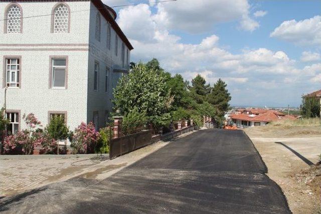 Serdivan Belediyesi İstiklal Mahallesi’nde Yolları Yeniliyor