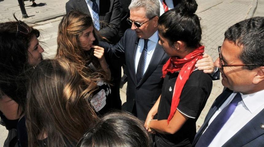 İZTO Başkanı Demirtaş, Zarar G&ouml;ren Alsancak Esnafını Ziyaret Etti