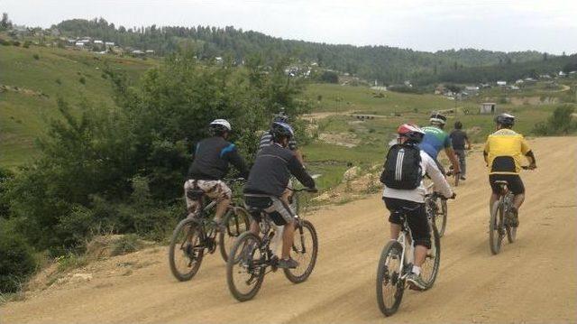 Bisiklet Tutkunları Karagöl’de Pedal Çevirdi