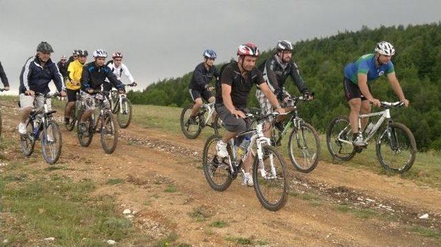 Bisiklet Tutkunları Karagöl’de Pedal Çevirdi