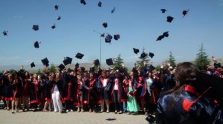 Afşin MYO'da Mezuniyet Sevinci