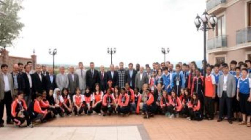 11. T&uuml;rk&ccedil;e Olimpiyatlarına Katkı Verenlere Plaket