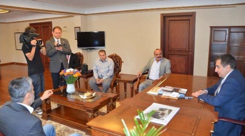 Karab&uuml;k Gazeteciler Derneği Vali İzzettin K&uuml;&ccedil;&uuml;k&rsquo;&uuml; Ziyaret Etti