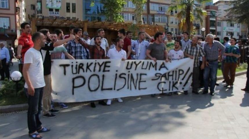 Rize&rsquo;de Bir Grup Beşiktaş Taraftarı Pankart A&ccedil;ıp Y&uuml;r&uuml;y&uuml;ş Yaparak &ldquo;gezi Parkı&rdquo; Olaylarından Dolayı Polise Destek Verdi