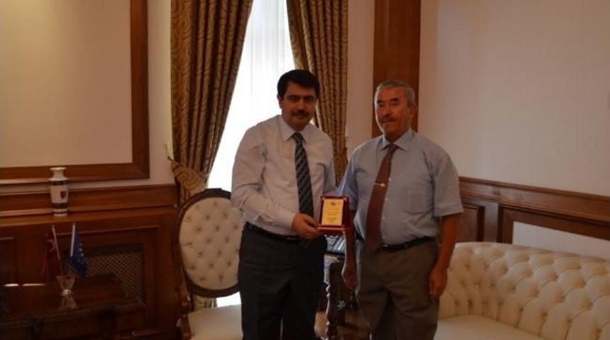 Kıbrıs Malatyalılar Derneği&rsquo;nden Vali Vasip Şahin&rsquo;e Plaket