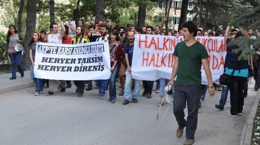 A&uuml;'de Sınavların Ertelenmesi İ&ccedil;in Eylem