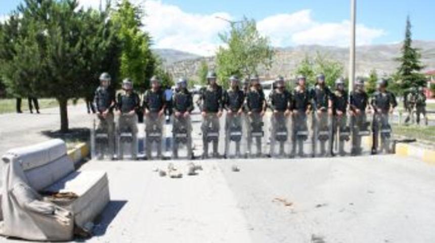 Yavuz Sultan Selim Ismine Tepki Eyleminde Protestocular Polisle &Ccedil;atıştı