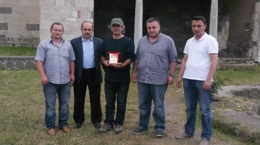 Trabzon'un Tanıtımına Katkıda Bulunan Trabzonlu Y&ouml;netmene Plaket