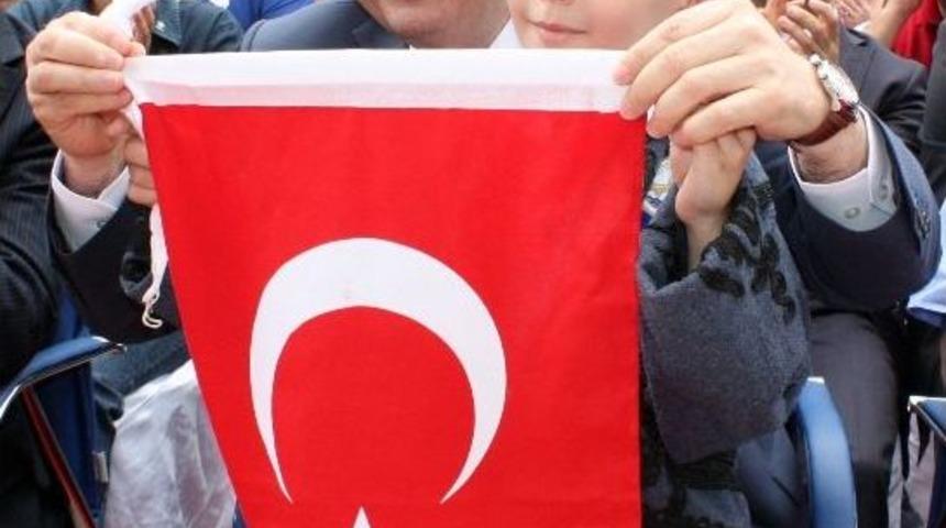 Miniklerden Bakan M&uuml;ezzinoğlu'na Bayrak Hediyesi