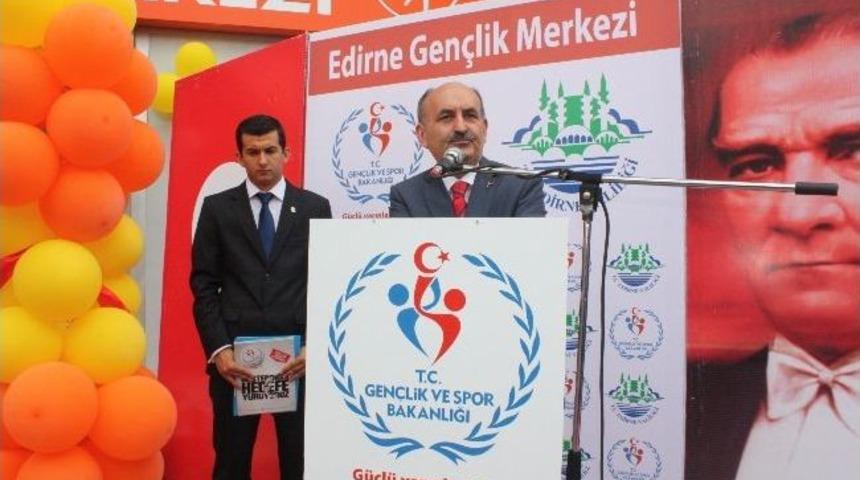 Bakan M&uuml;ezzinoğlu, Gen&ccedil;lerle Birlikte, Gen&ccedil;lik Merkezini A&ccedil;tı