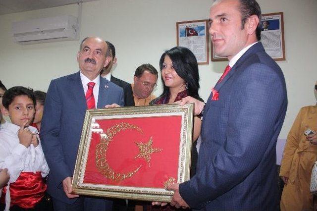 Bakan M&uuml;ezzinoğlu, Gen&ccedil;lerle Birlikte, Gen&ccedil;lik Merkezini A&ccedil;tı 2