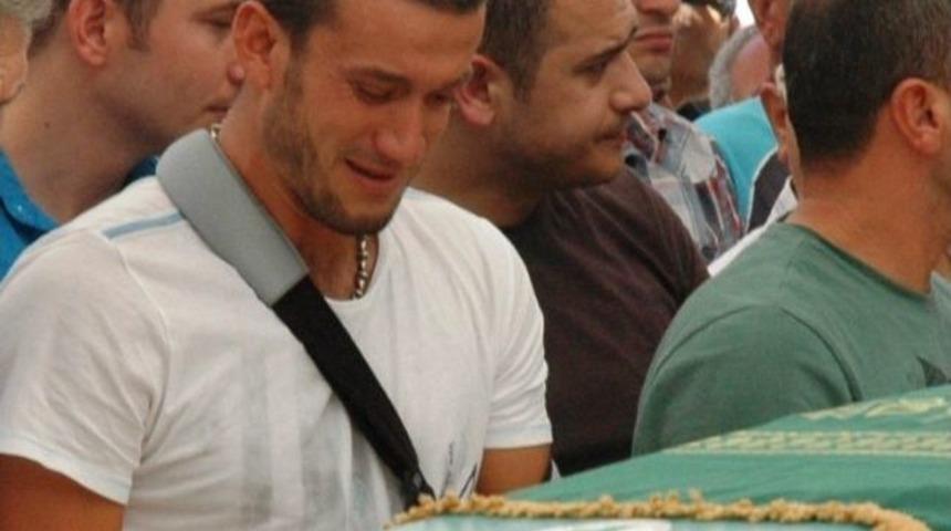 Kep&ccedil;enin Altında Kalarak Hayatını Kaybeden 3 Yaşındaki &Ccedil;ocuk G&ouml;zyaşlarıyla Uğurlandı