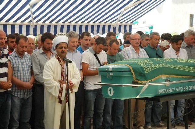 Kep&ccedil;enin Altında Kalarak Hayatını Kaybeden 3 Yaşındaki &Ccedil;ocuk G&ouml;zyaşlarıyla Uğurlandı 1