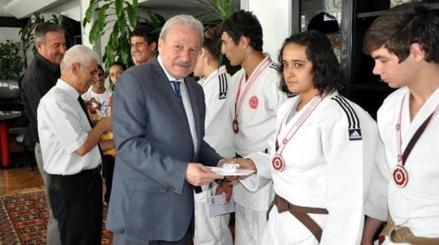 Başkan Okay, Judocuları &Ouml;d&uuml;llendirdi