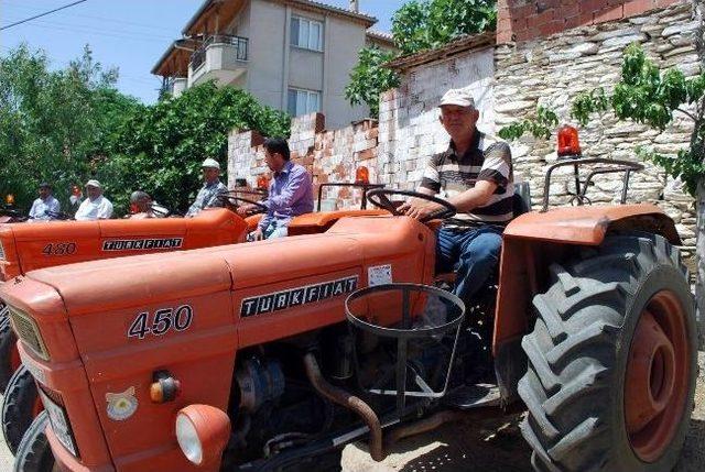 Salihli'de 44 Traktöre Döner Lamba Takıldı