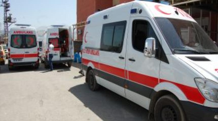 Tatvan&rsquo;da Ambulans Ve Trakt&ouml;r &Ccedil;arpıştı: 5 Yaralı