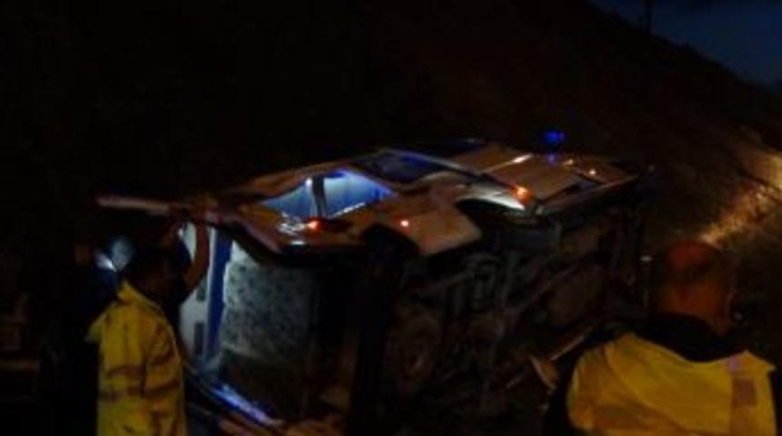 Mucur Anadolu &Ouml;ğretmen Lisesi &Ouml;ğrencileri Kaza Ge&ccedil;irdi: 16 Yaralı