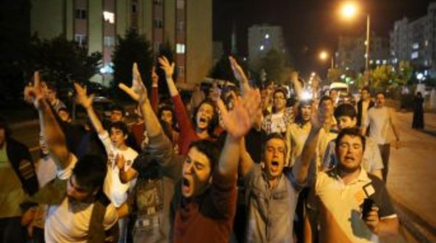 Taksim Eylemcilerine Tepki G&ouml;sterenler Başakşehir'de Y&uuml;r&uuml;d&uuml;