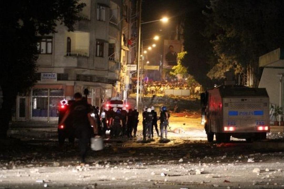 Hatay&rsquo;da Cenazeden &Ccedil;ıkan Gurup Polise Saldırdı: 4 Yaralı