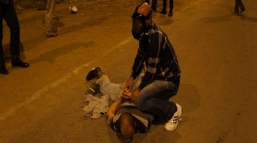 Polis Saatlerce Uyardığı Ancak Kendisini Tahrikeden Gruba M&uuml;dahale Etti