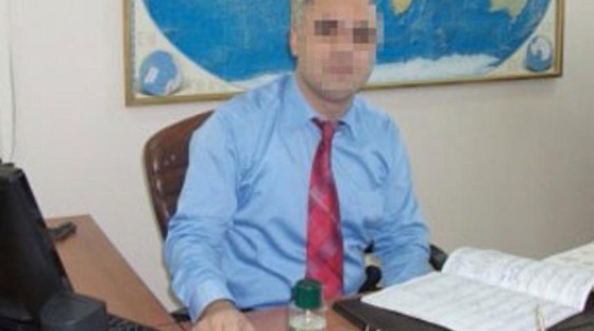 &Ouml;ğretmen, m&uuml;d&uuml;r yardımcısının odasını bı&ccedil;akla bastı