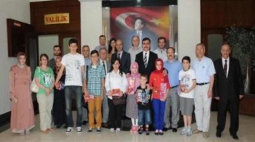 Vali Turhan, Şiir Yarışmasında Dereceye Giren &Ouml;ğrencileri &Ouml;d&uuml;llendirdi