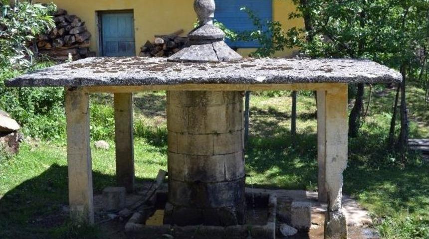 Asırlık &Ccedil;eşme Aslına Uygun Restore Edilmeyi Bekliyor