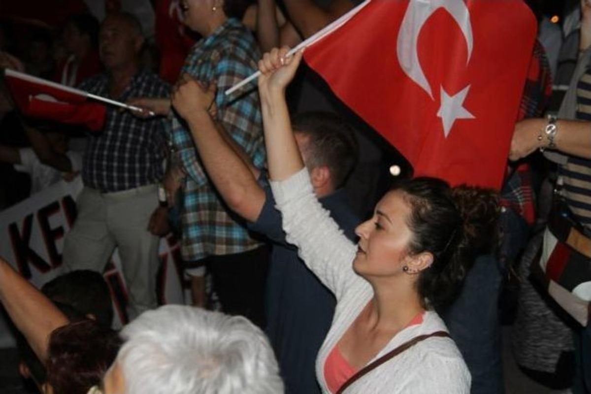 &Ccedil;andarlı'da Festival Havasında Gezi Parkı Protestosu