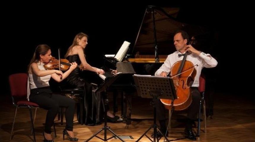 Ayur Trio, Halkalı Sahnesi&rsquo;nde