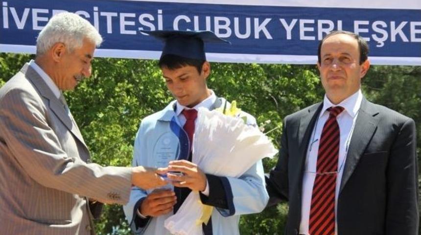 Gazi &Uuml;niversitesi &Ccedil;ubuk Meslek Y&uuml;ksek Okulu&rsquo;nda &Ouml;ğrencilerin Mezuniyet Sevinci