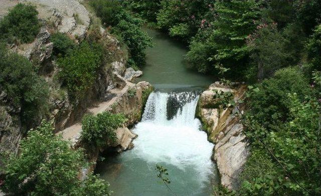 Şelaleden Atlayan Genç Boğuldu