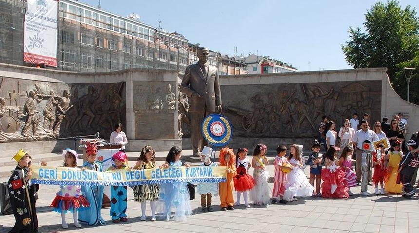 Miniklerin Geri D&ouml;n&uuml;ş&uuml;mden Kıyafet Sergisi B&uuml;y&uuml;k Ilgi G&ouml;rd&uuml;