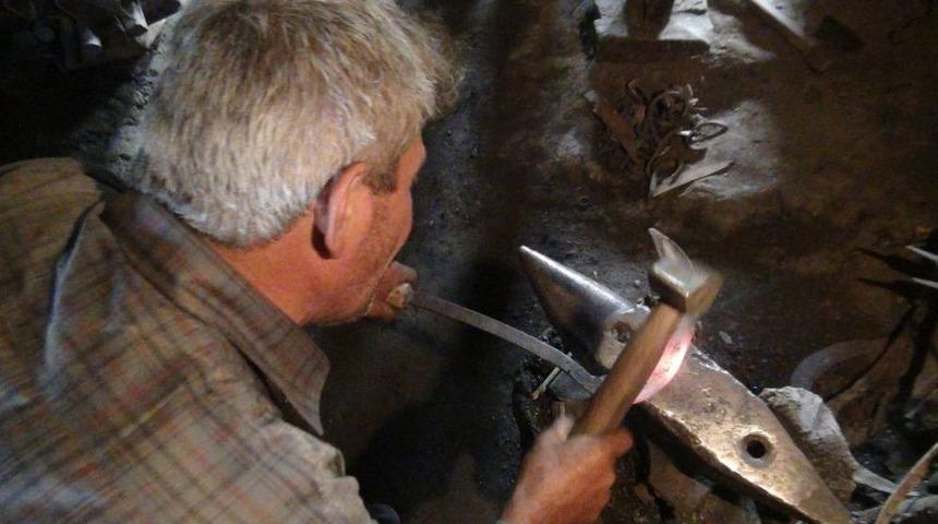 20 Yıldır Dağ Başında Tek Başına Demir D&ouml;v&uuml;yor