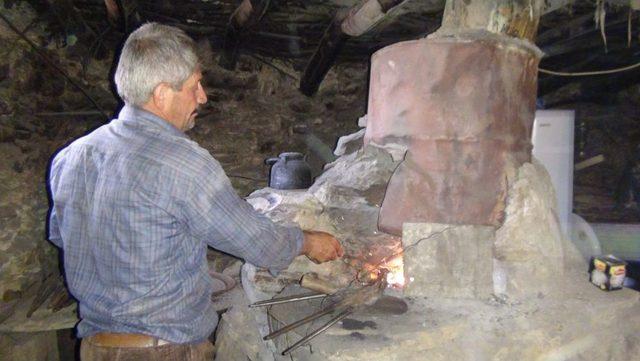 20 Yıldır Dağ Başında Tek Başına Demir Dövüyor