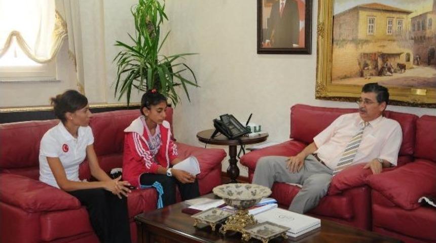 Vali G&uuml;ven&ccedil; Başarılı Sporcuları Kabul Etti