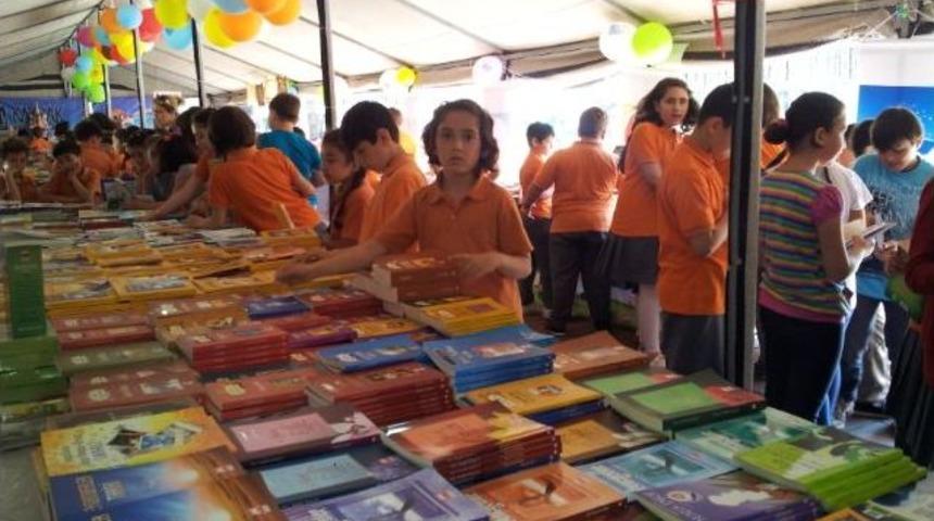 &Uuml;nye&rsquo;de Kitap Fuarına Yoğun Ilgi Devam Ediyor