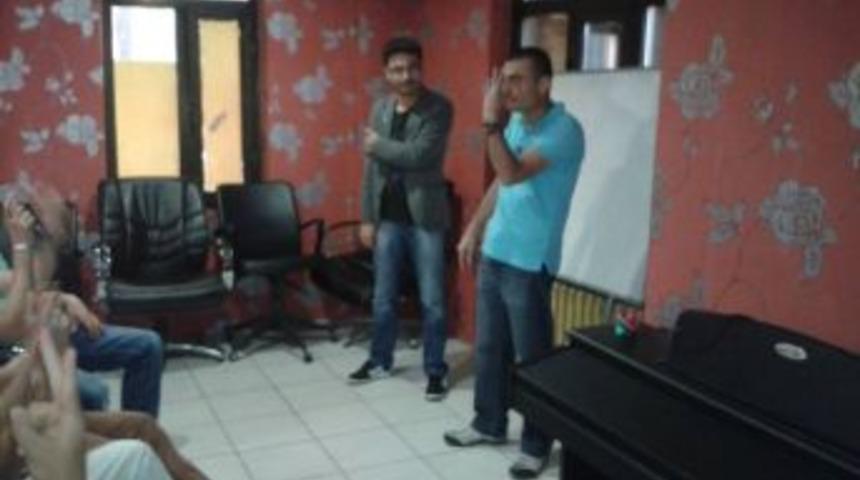 Acemi G&ouml;n&uuml;ll&uuml;ler, Işitme Engelli Gen&ccedil;lerle Buluştu