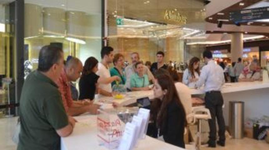 Alışverişe Gelenlere S&uuml;rpriz Hediyeler