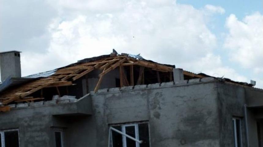 Koyulhisar’da Rüzgar Çatıları Uçurdu