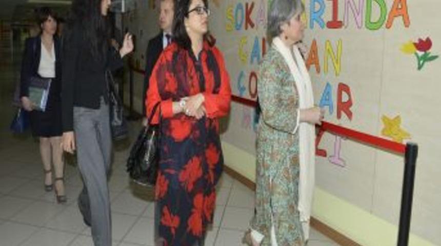 Kadın Vekiller Sokakta &Ccedil;alışan &Ccedil;ocuklar Merkezi'ni Gezdi