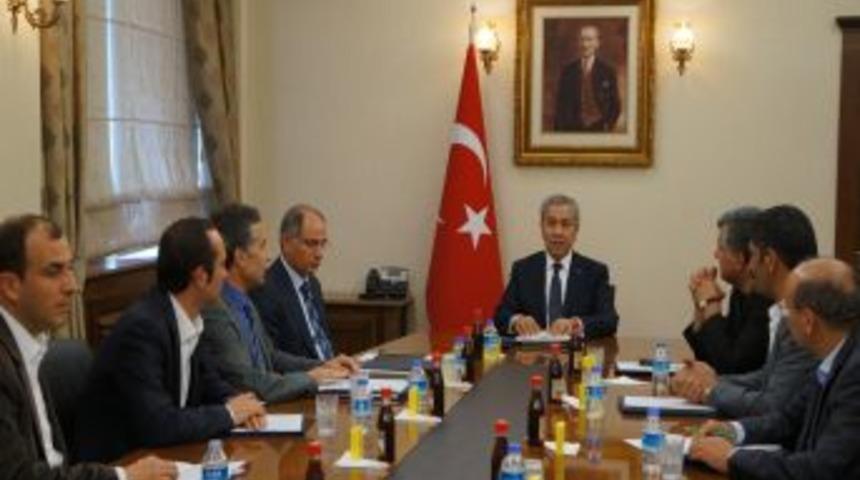 Başbakan Vekili Arın&ccedil;, Taksim Platformu'nu Kabul Etti