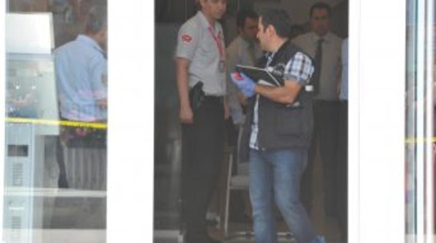 Silahlı Ve Bı&ccedil;aklı 2 Kişi Bankayı Soyarak Ka&ccedil;tı