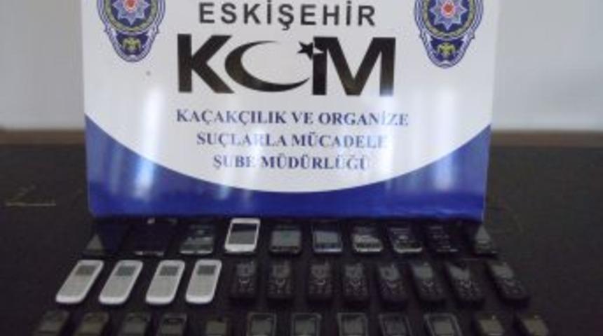 Eskişehir&rsquo;de Ka&ccedil;ak Cep Telefonu Ve Sigara Operasyonu